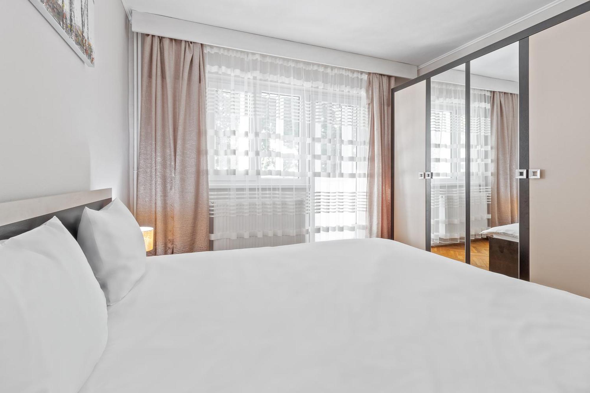 Apartament Helena Орадя Екстер'єр фото