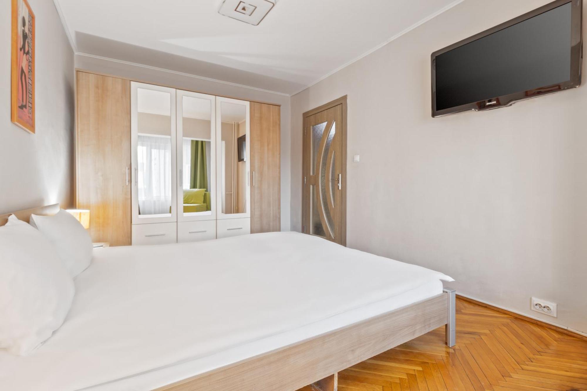Apartament Helena Орадя Екстер'єр фото